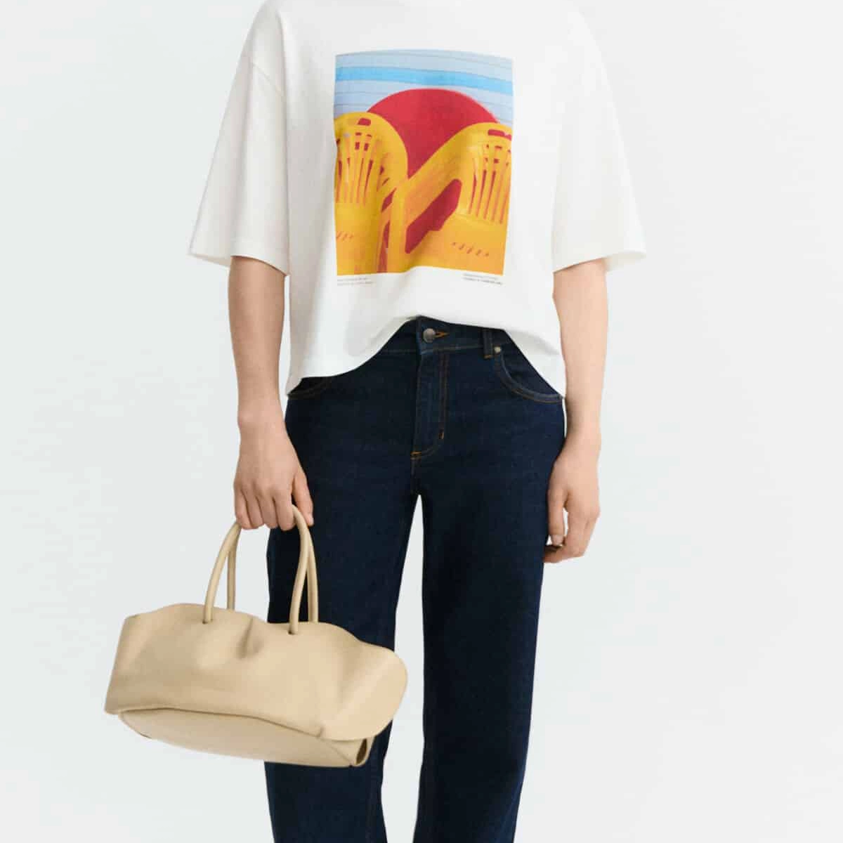 Lena Tee Yosigo Chair T-shirt, t-shirt à motif, manches courtes, blanc, jean
