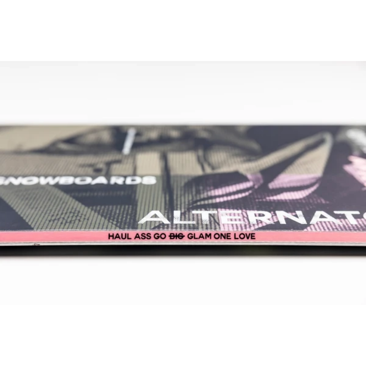 Alternator X Hailey W's Snowboards, graphisme, touche rose, texte aligné, gros plan sur la carre, magazine, couverture, impression, mode, brillant