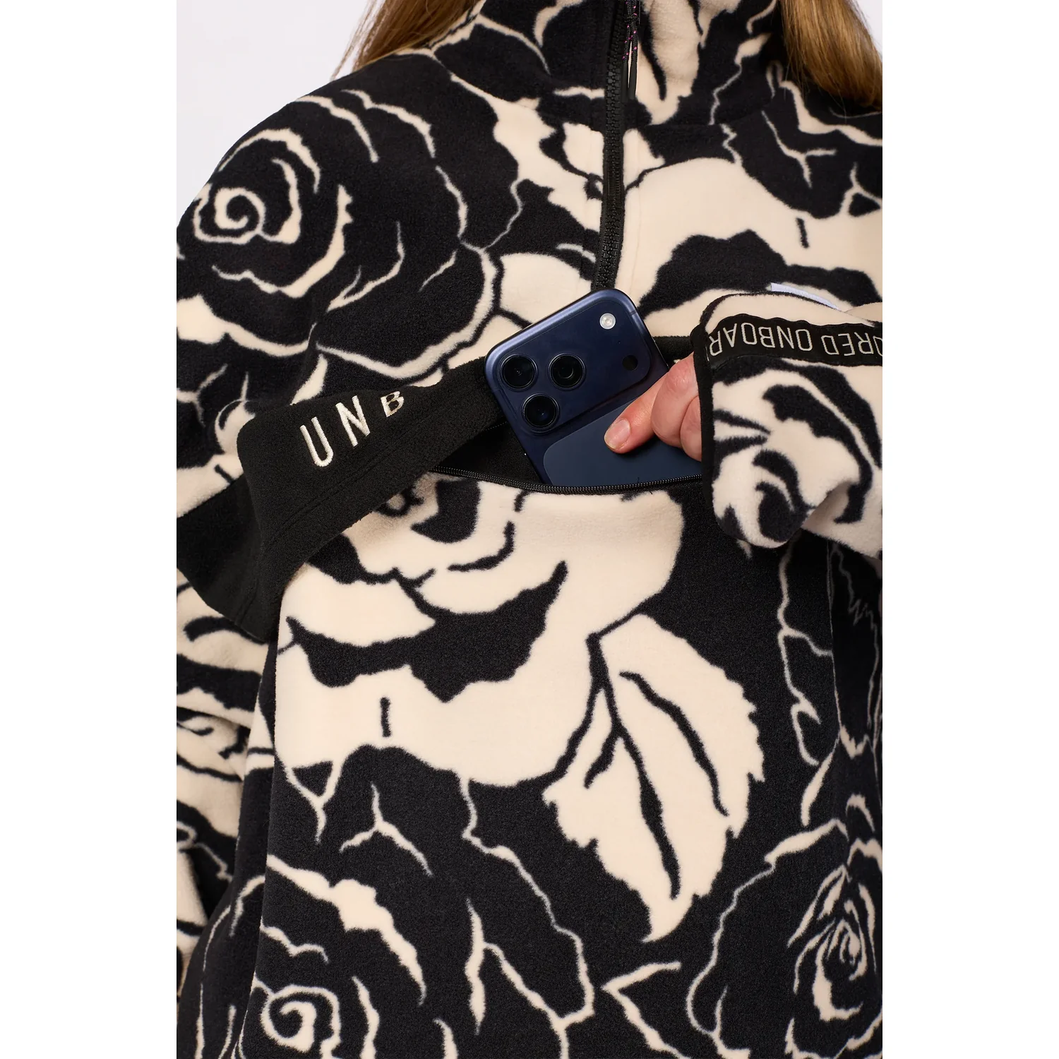 Fleece, Reißverschluss, Handy-Tasche, Schwarz-Weiß, Blumenmuster, Fleecejacke, Schwarz-cremefarben, Rosendruck, Reißverschluss, Brusttasche