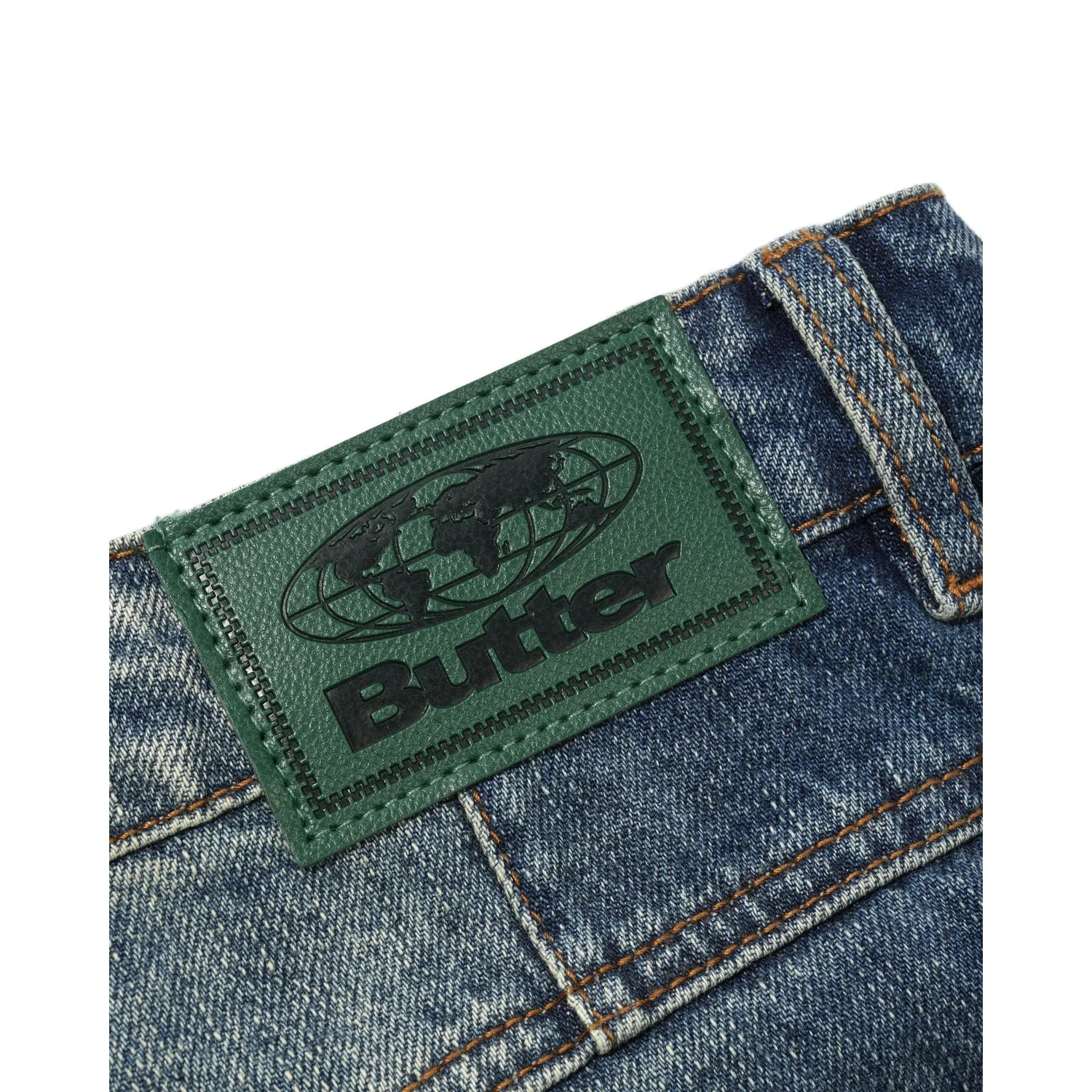 Tissu en jean, denim, étiquette en cuir verte, coutures contrastées orange, étiquette cousue