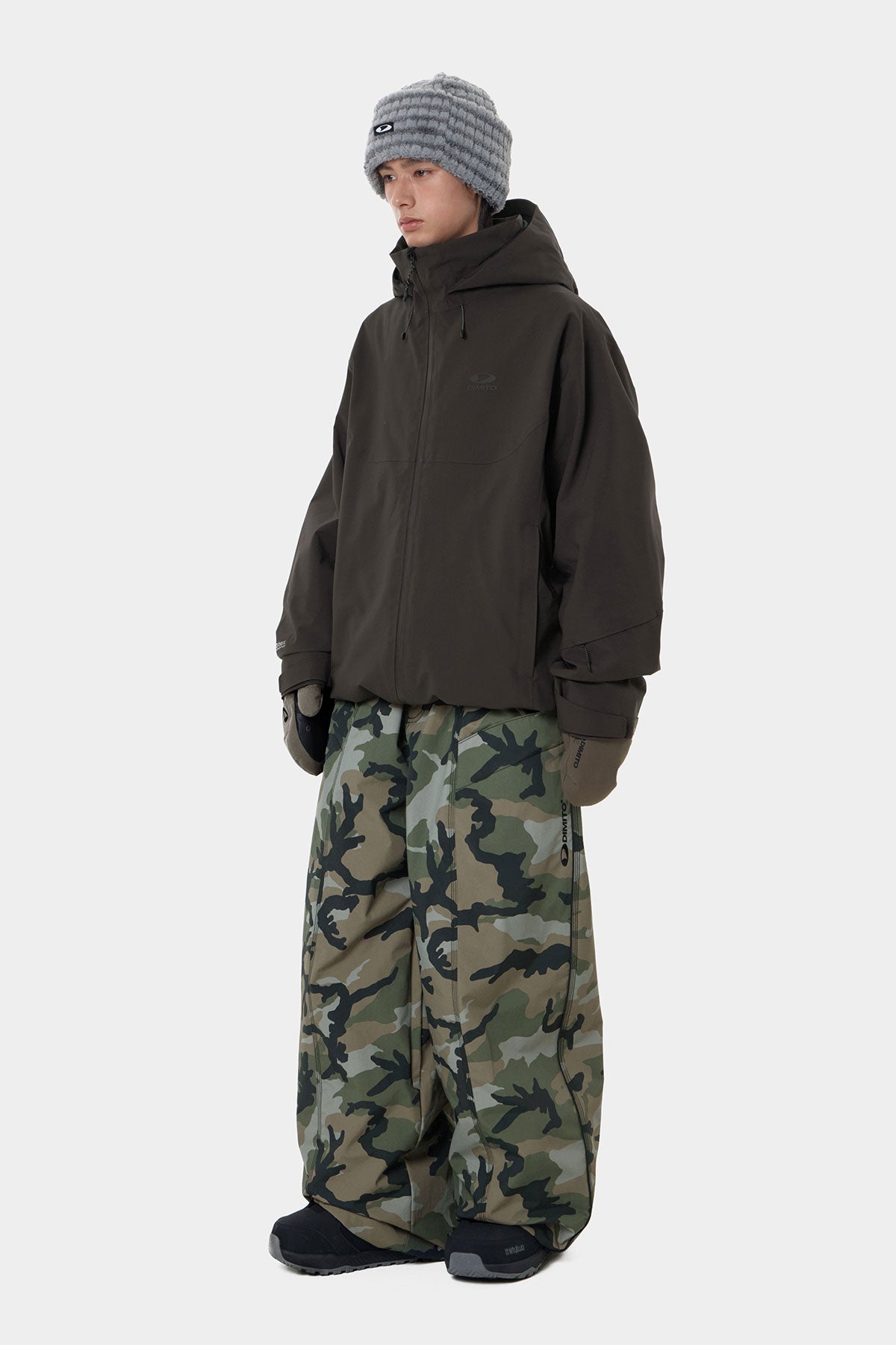 Veste d'hiver, sweat à capuche, bonnet, pantalon camouflage, gants de ski