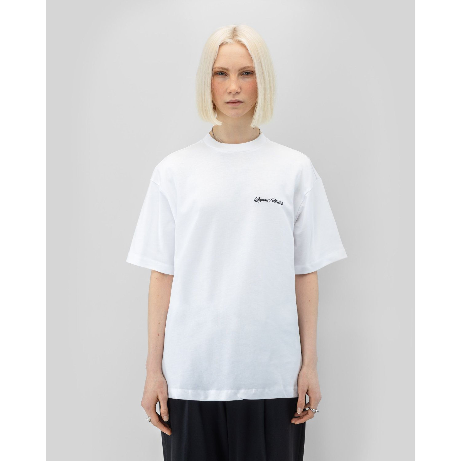 T-shirt, manches courtes, T-shirt blanc, col rond, texte avec logo