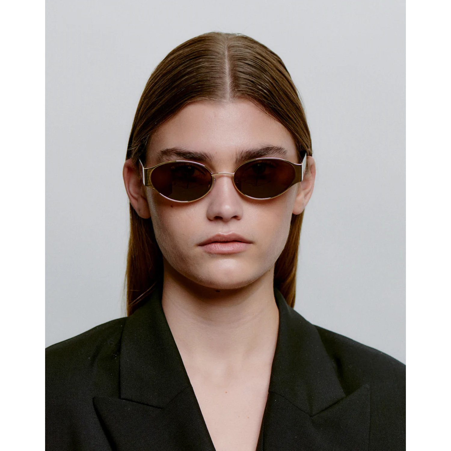 Sonnenbrille, ovale Brille, Braune Gläser, Metallrahmen, schwarzer Blazer