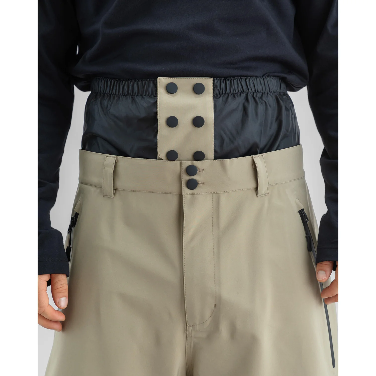 Beige Hose, Hoher Bund, Druckknopfverschluss, Seitentaschen mit Reißverschluss, Schwarzer Taillenbund