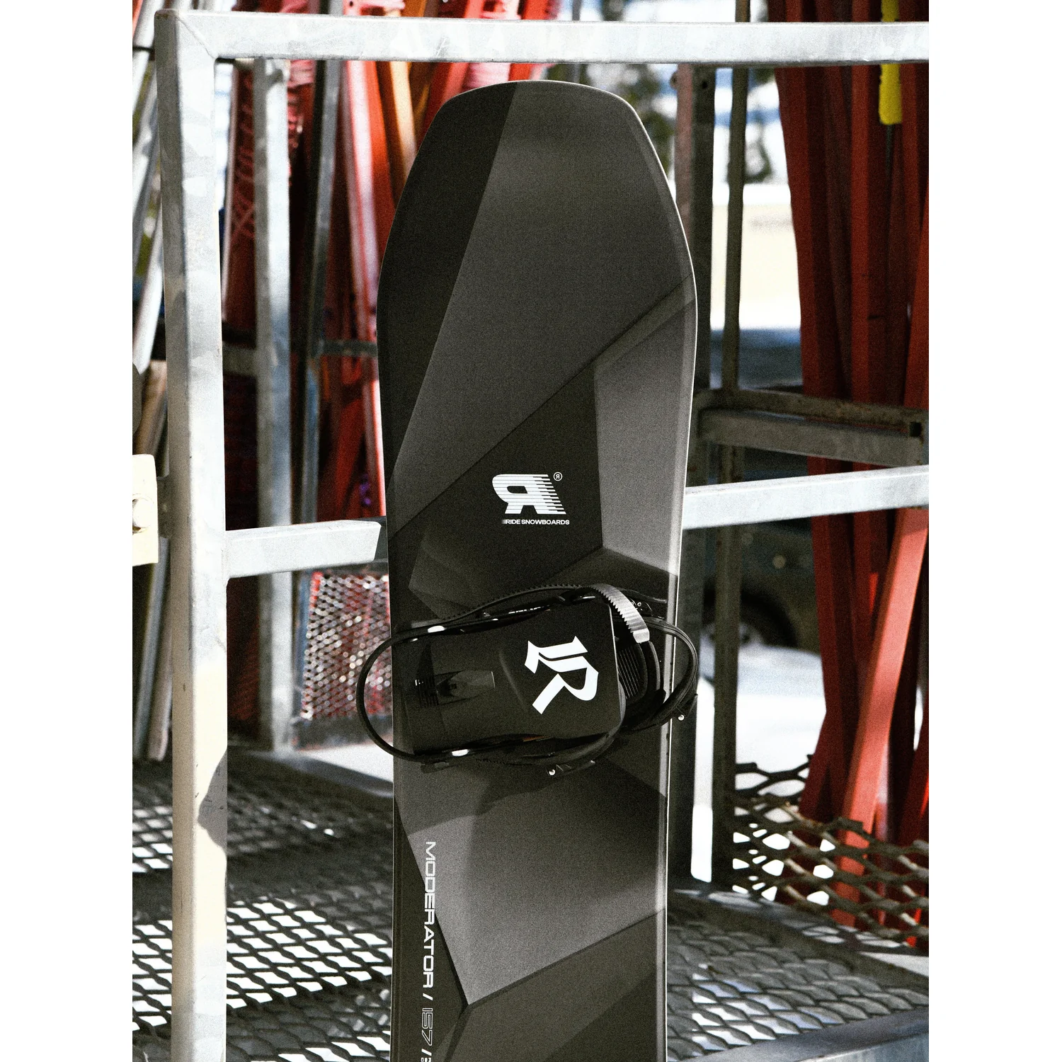 Snowboard, Snowboardbindung, schwarz-grau, geometrisches Design, Freeride-Snowboard