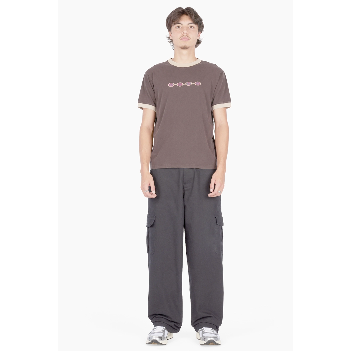 T-shirt, marron, manches courtes, logo, bordure beige, T-shirt, col rond, marron, logo imprimé, pantalon cargo
