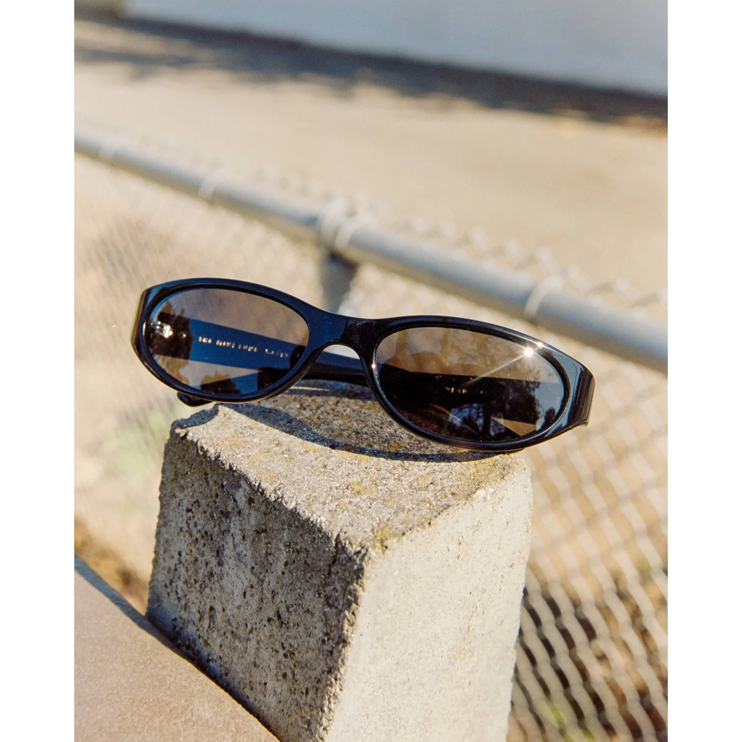 The Mini Funk Polarized Sonnenbrille, dunkelblauer Rahmen, ovale Gläser, getönte Gläser
