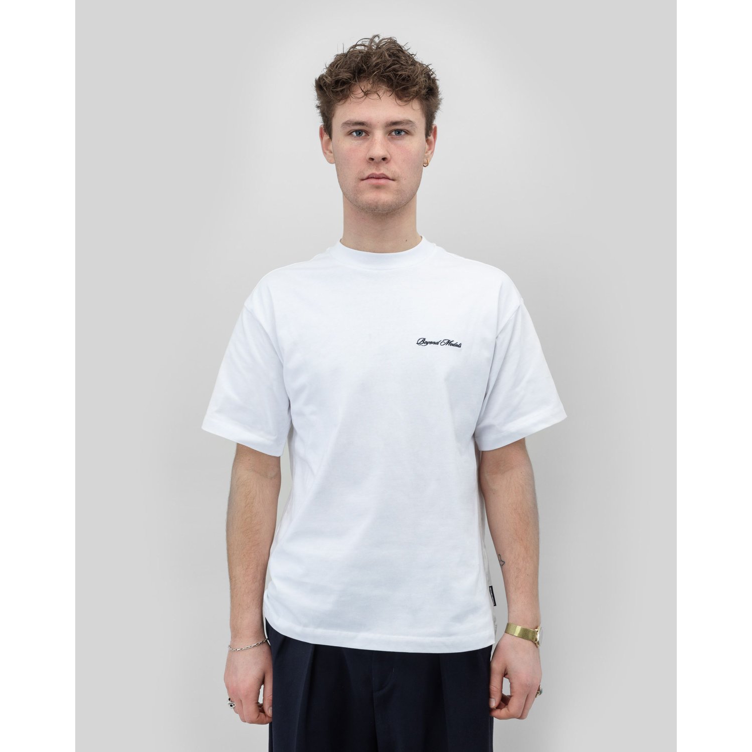 Script Tee T-shirt, col rond, blanc, manches courtes, détail logo