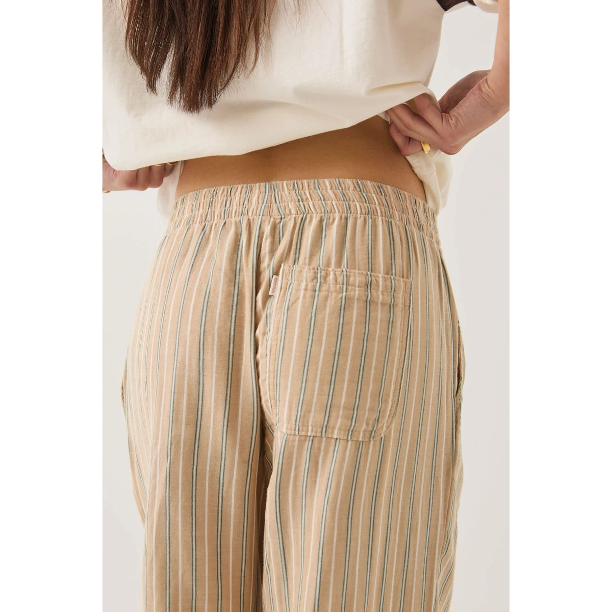 Lounge Pant W Strandhose, Streifen, Beige, Gürtellose Taille, Rückentasche, Strandhose, Breitstraifen, beige, Streifen, Rückseite Taschen
