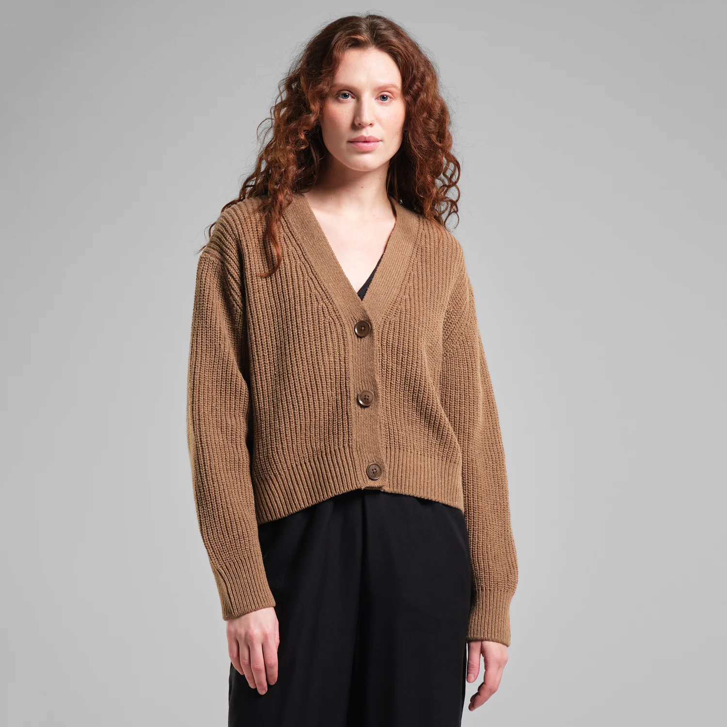 Strickjacke, V-Ausschnitt, Rippstrick, braun, Knopfleiste