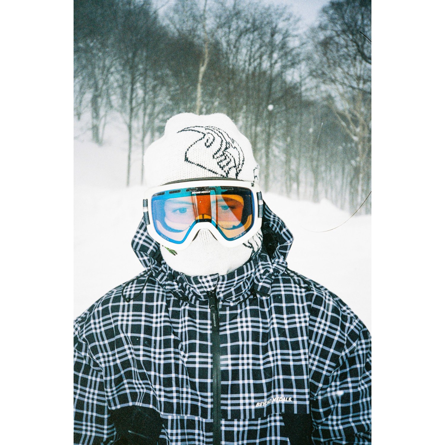 ski goggles, weiße Mütze, V plaid Jacke, Schnee, Winterausrüstung