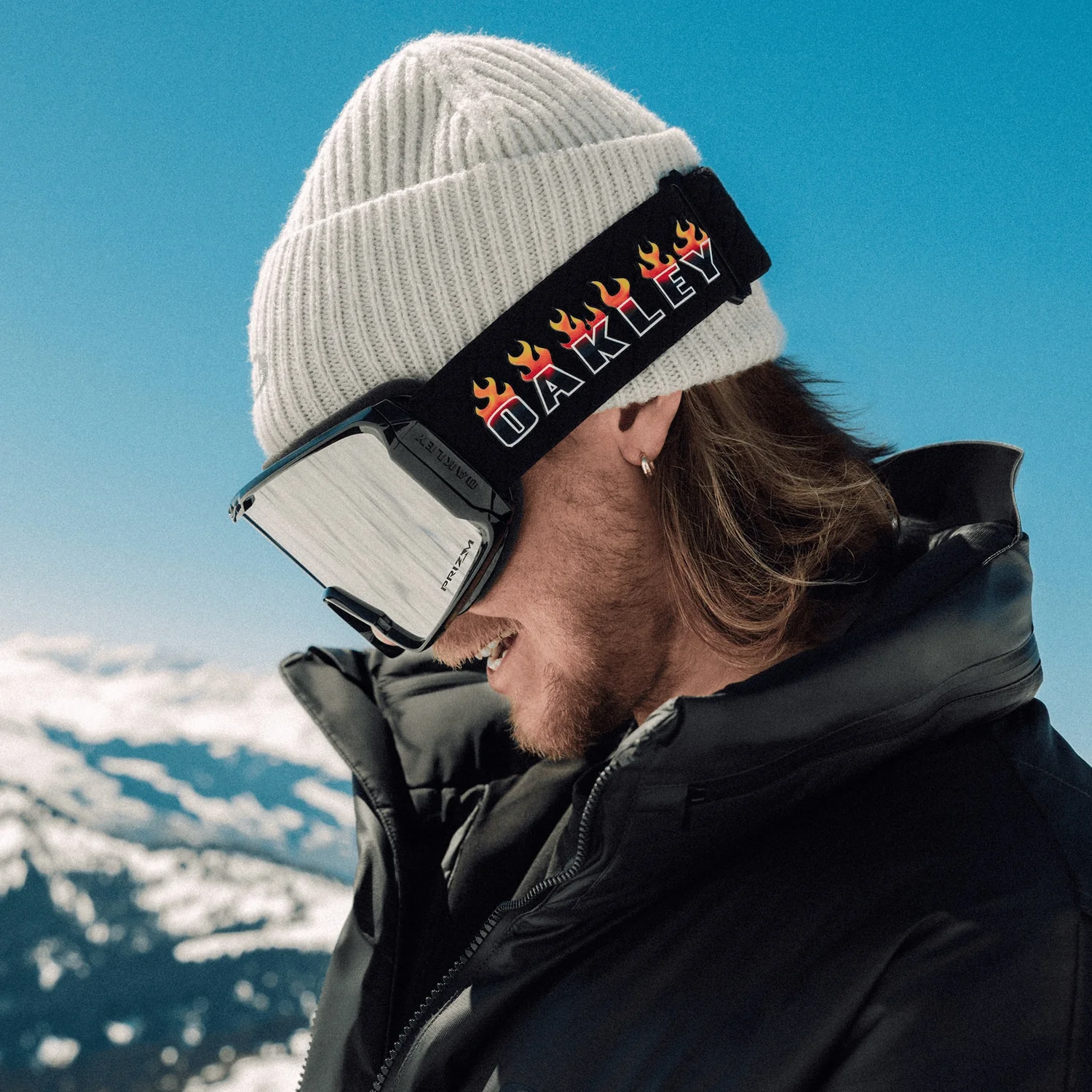 Lunettes de ski, verres miroités, bandeau noir, bonnet en tricot, blanc