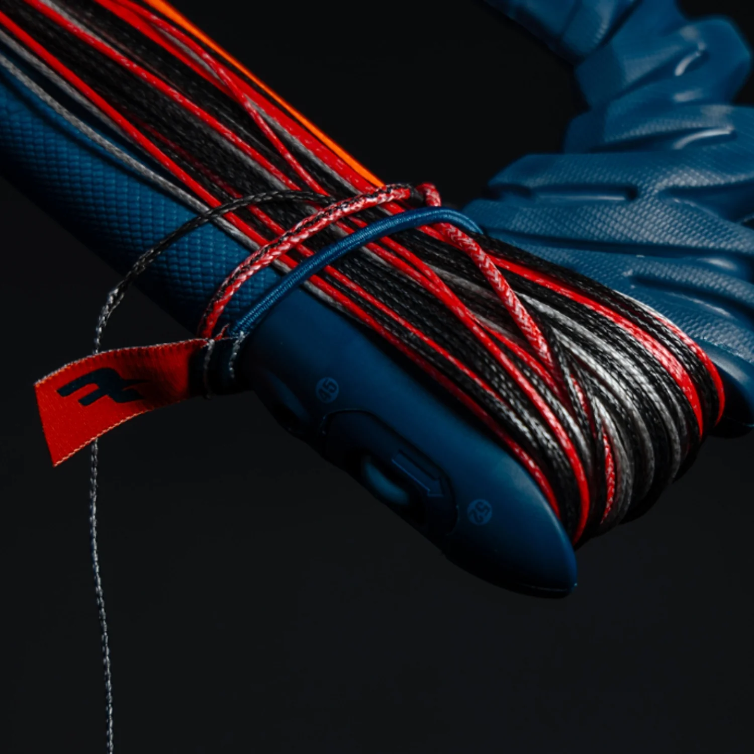 blauer Handschuh, griffige Oberfläche, Seile, rote und schwarze Schnüre
