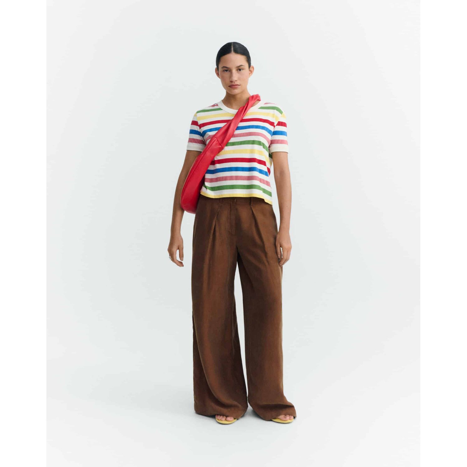 Zowie R Tee Top à rayures, manches courtes, rayures colorées, pantalon large marron, sac en bandoulière
