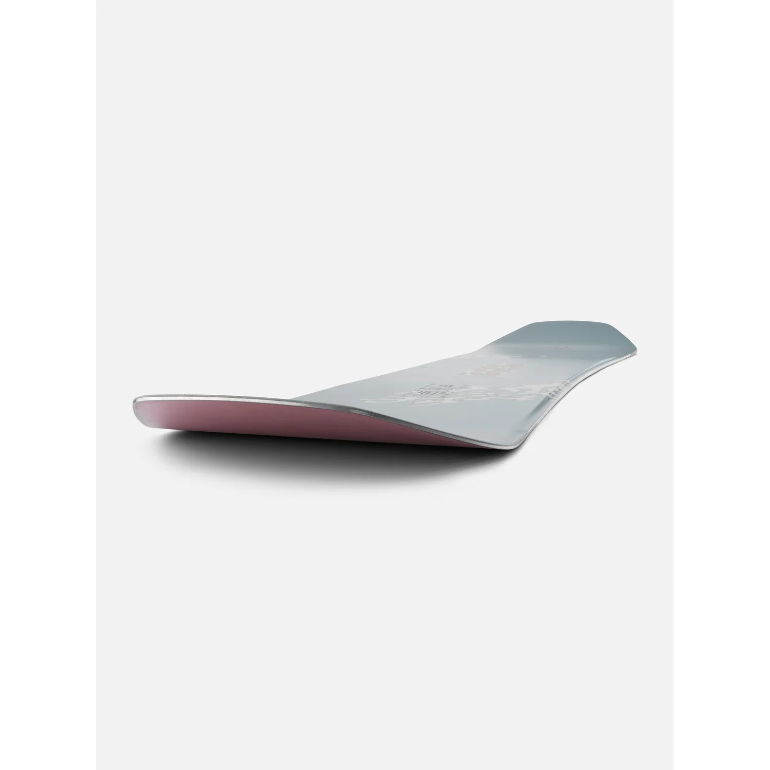 Snowboard, graue Oberfläche, rosa Unterseite, gebogene Enden, grafisches Muster