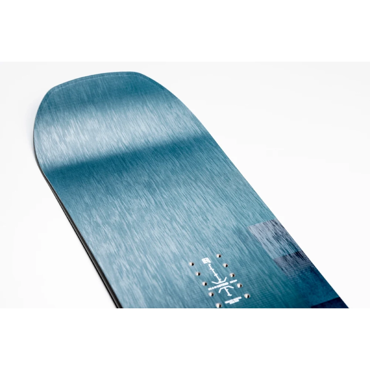 Snowboard, dégradé bleu, surface : brossée, finition : brossée, graphisme : minimaliste, snowboard, dégradé bleu, veinage du bois, top sheet, perforations pour les fixations