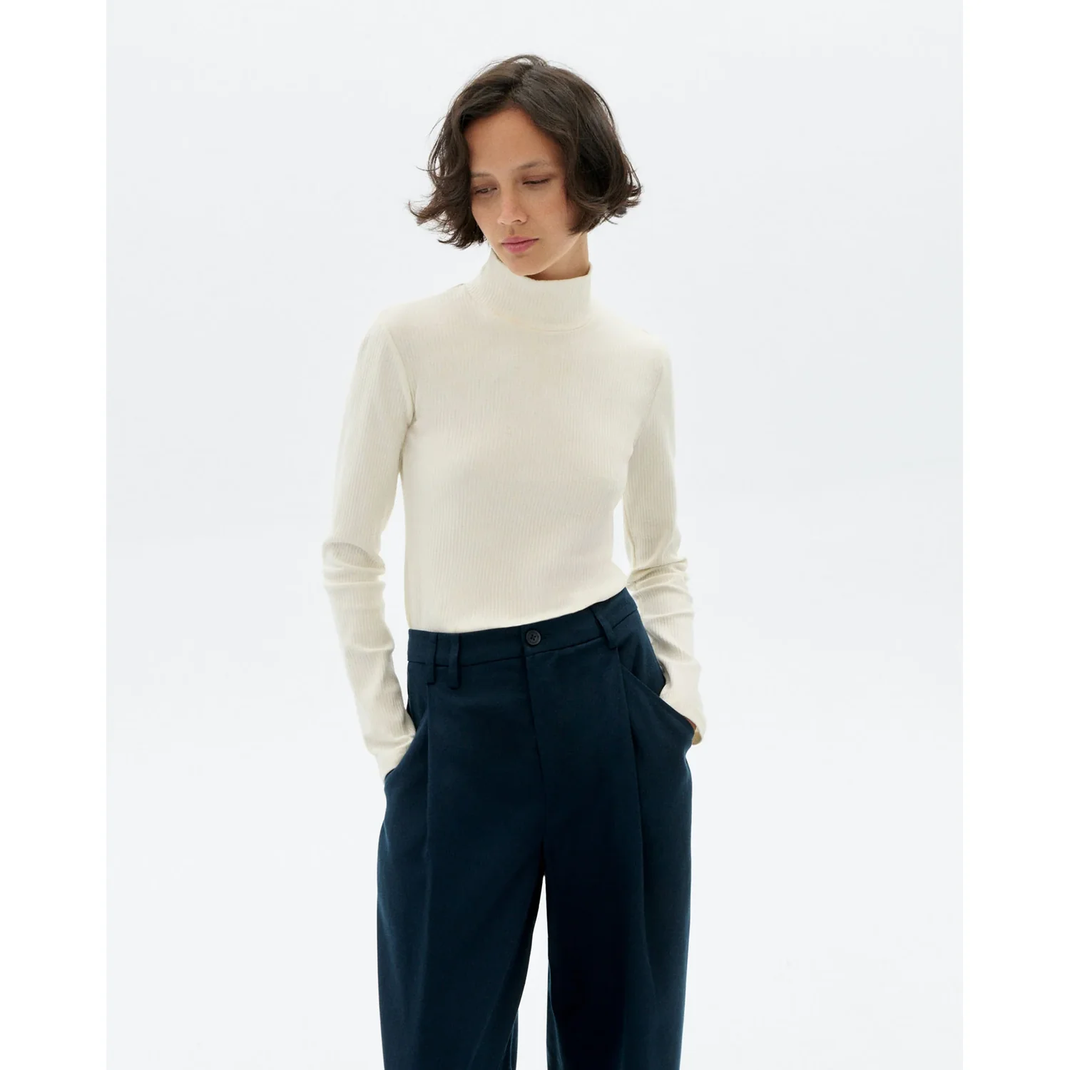 Aine Top Hemp Rollkragenpullover, Cremeweiß, Gerippter Strick, Langarm, Dunkelblaue Stoffhose