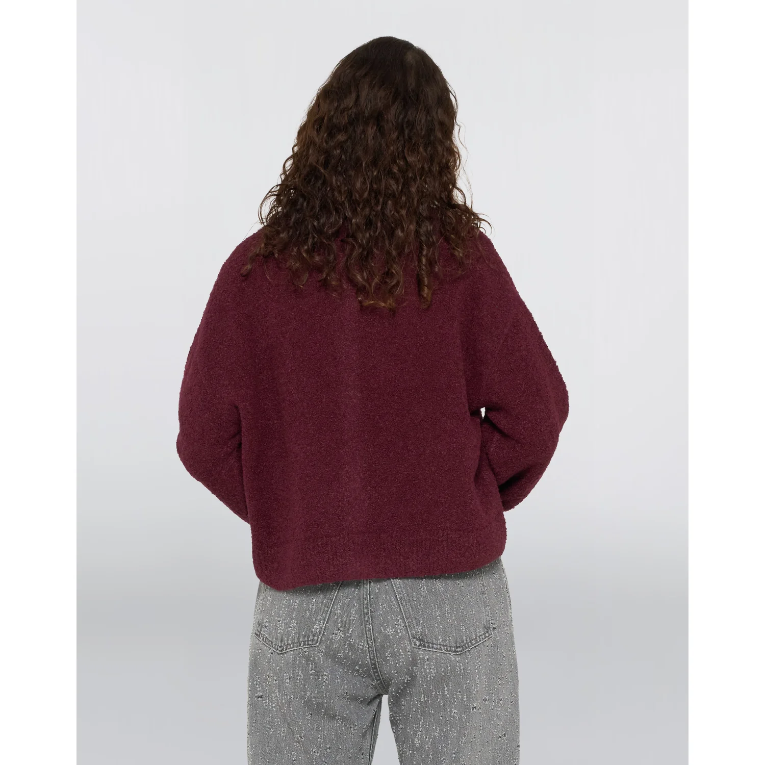 Pull en maille, rouge bordeaux, texture bouclée, manches longues, coupe oversize