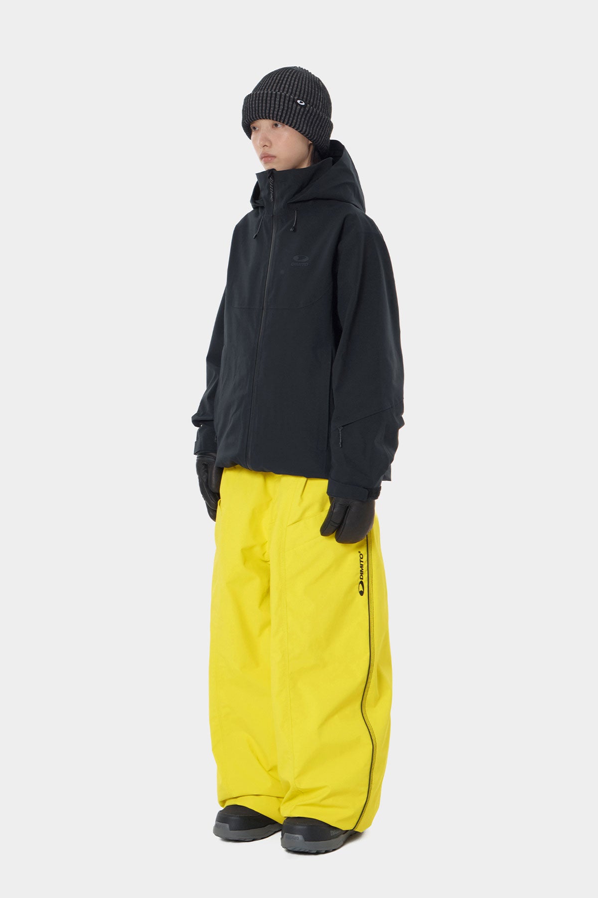 Veste de neige, veste à capuche, veste foncée, pantalon jaune, vêtements d'hiver