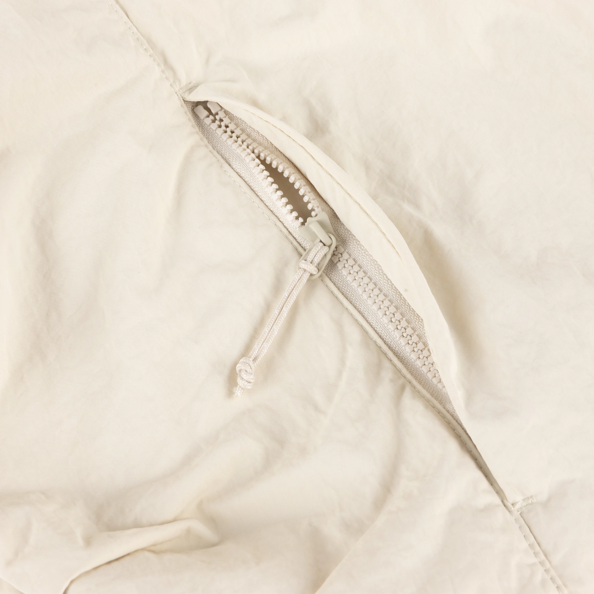 Crinkled Tech Windbreaker Fermeture à glissière, nylon, beige, veste, fermeture à glissière en plastique, fermeture à glissière, coutures, beige, plastique, vêtements
