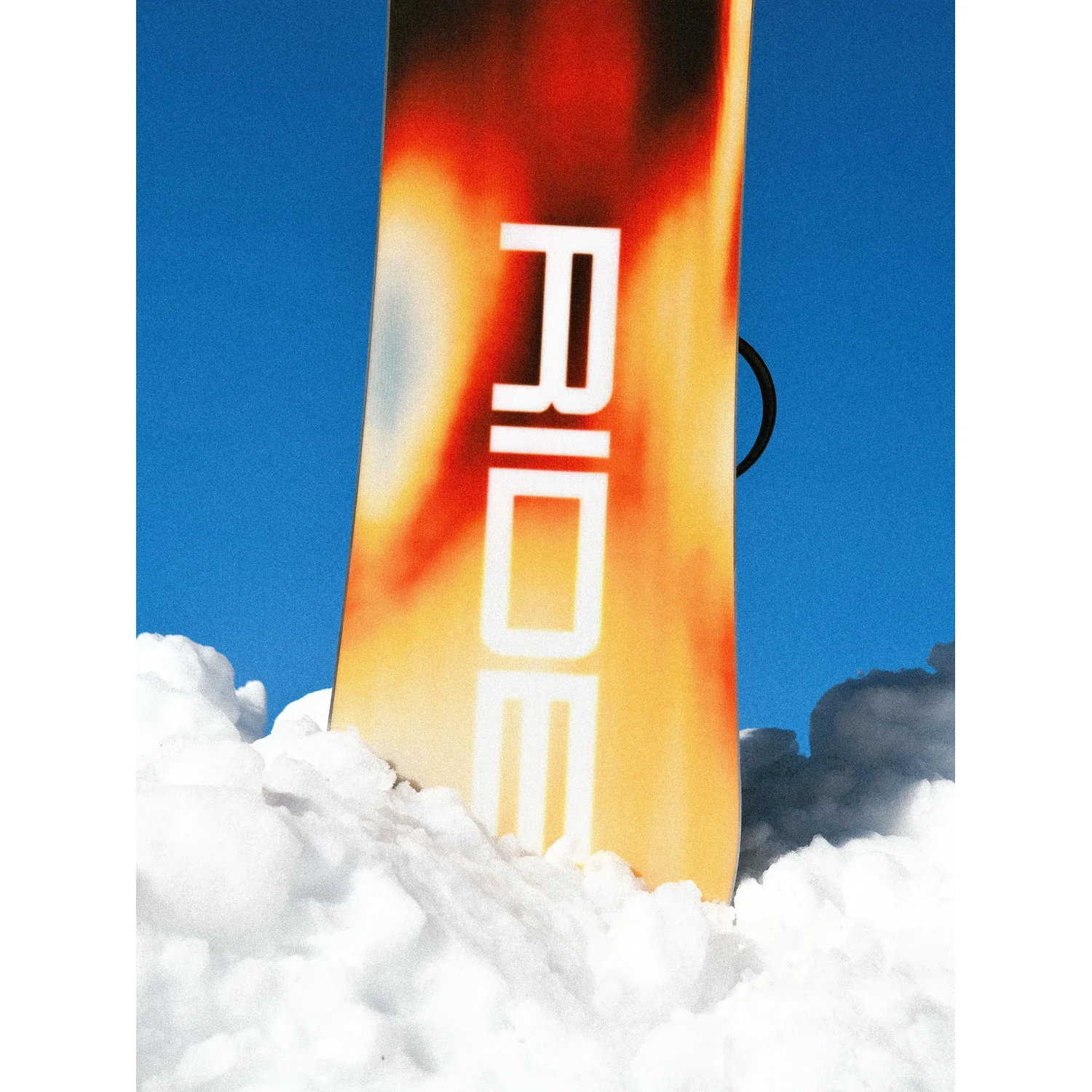 Snowboard, orange-gelbes Design, Flammenmuster, Snowboardbindung