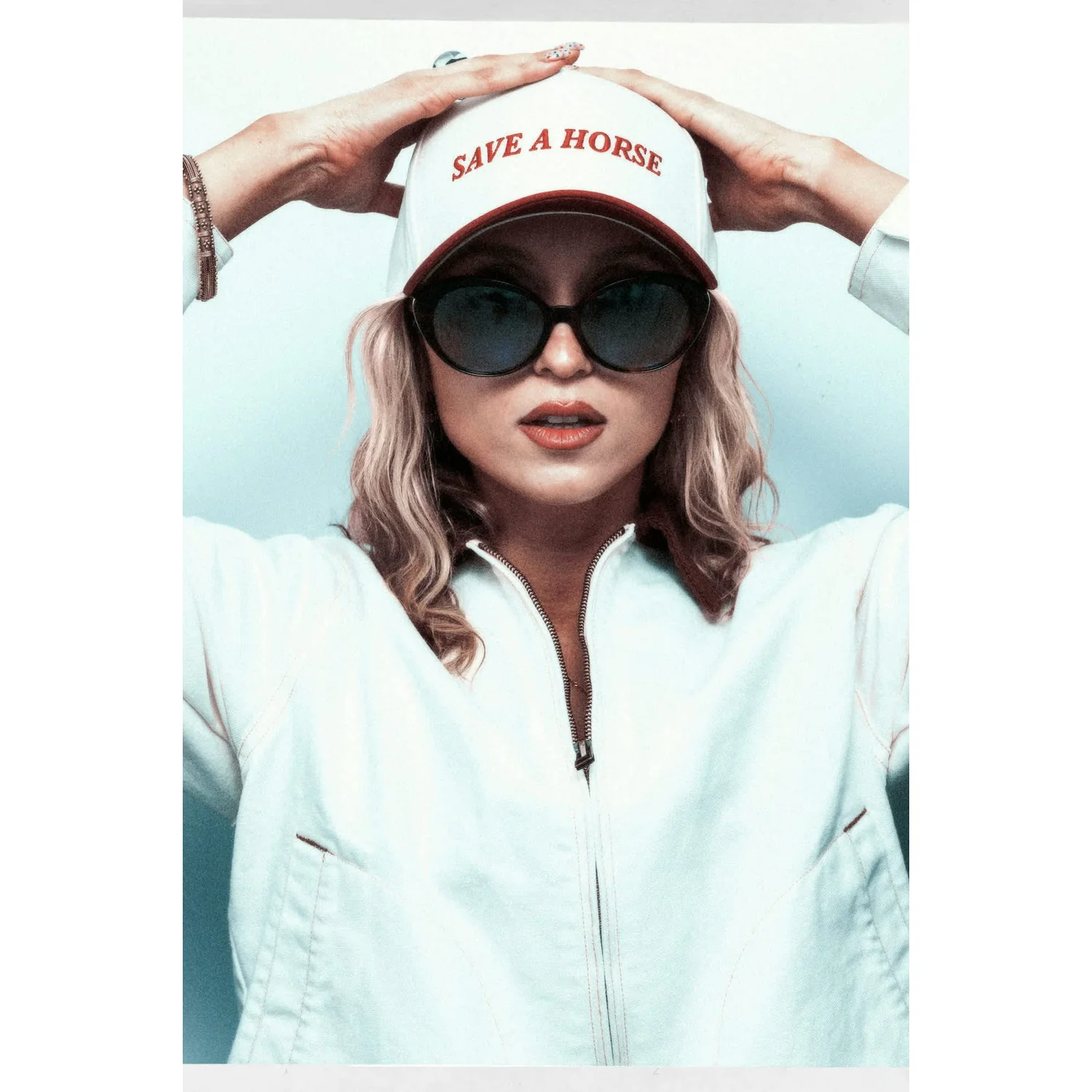 Casquette de baseball, casquette blanche, slogan imprimé, lunettes de soleil, veste blanche
