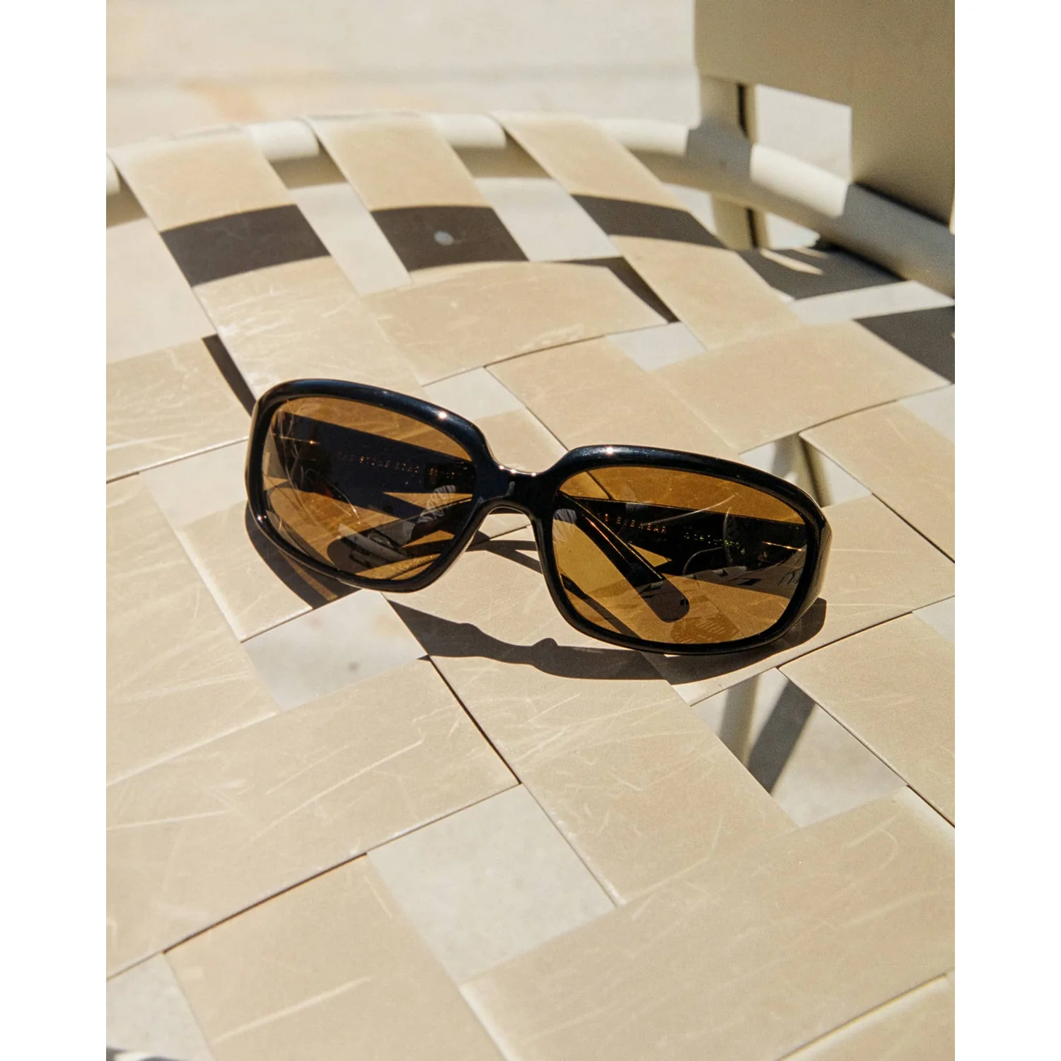 Sonnenbrille, schwarzer Rahmen, braune Gläser, Kunststoffrahmen, Oversize-Form