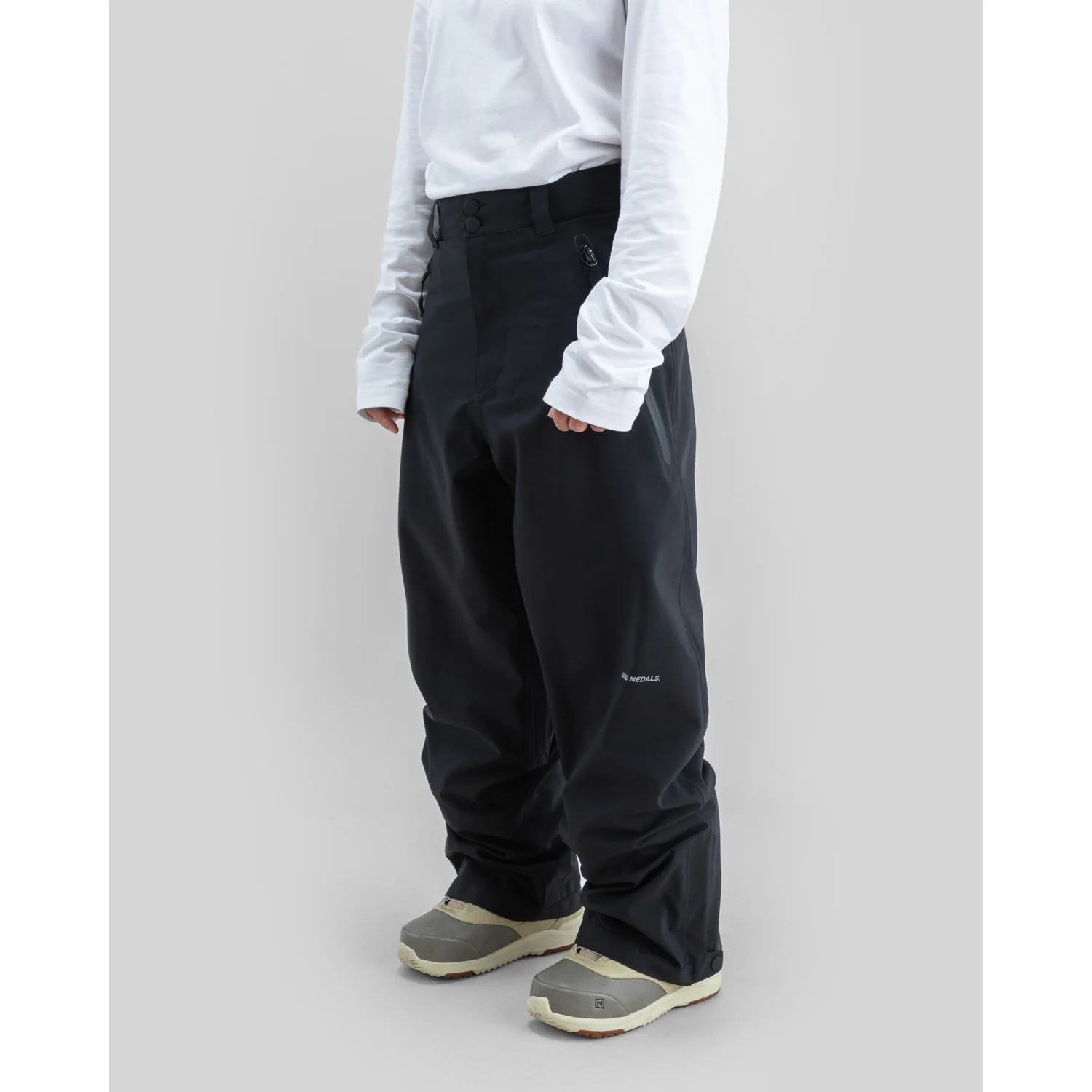 Pantalon de ski, noir, coupe ample, bas de jambe réglable, poche latérale