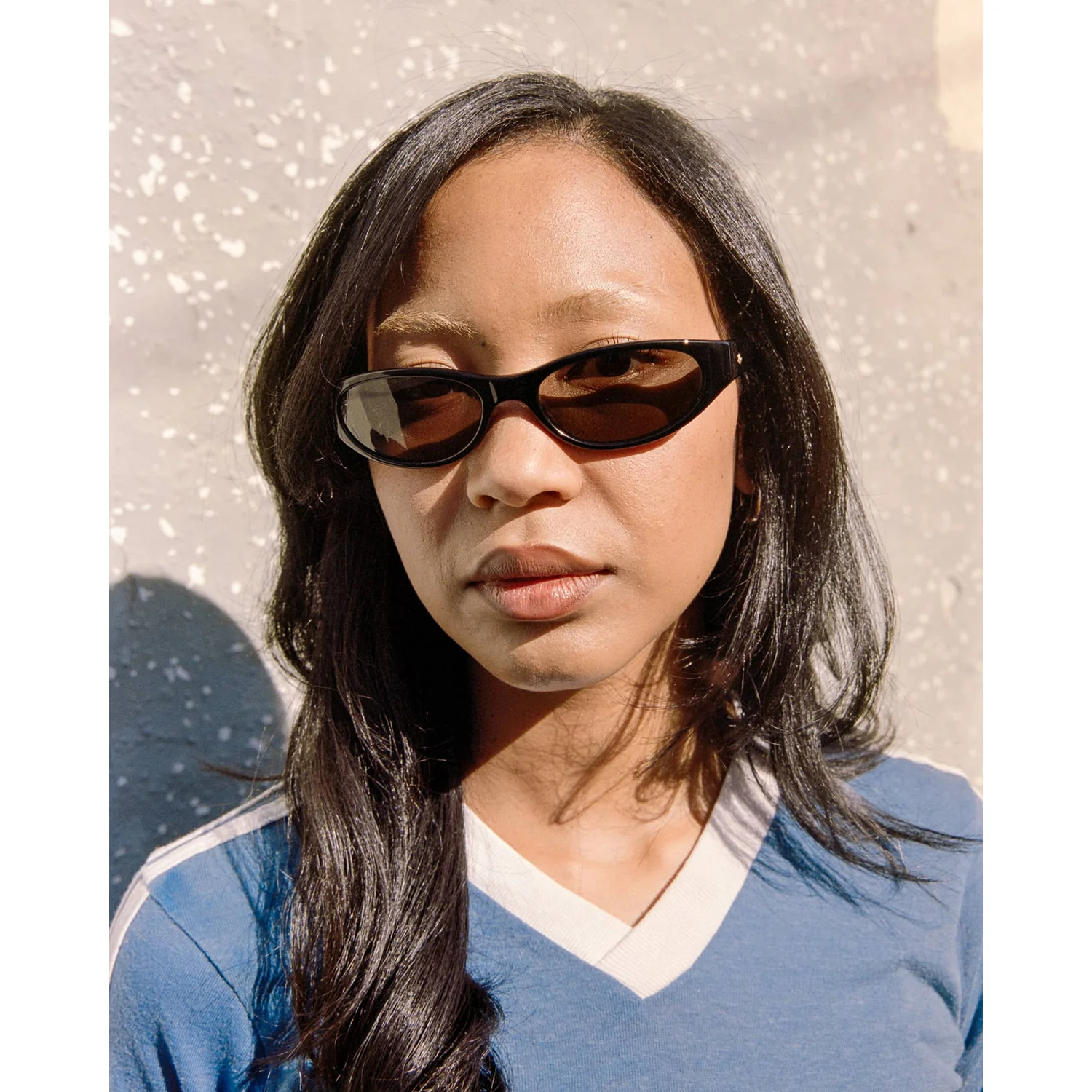 Sonnenbrille, schwarzes Gestell, schmale Cat-Eye-Form, braune Gläser