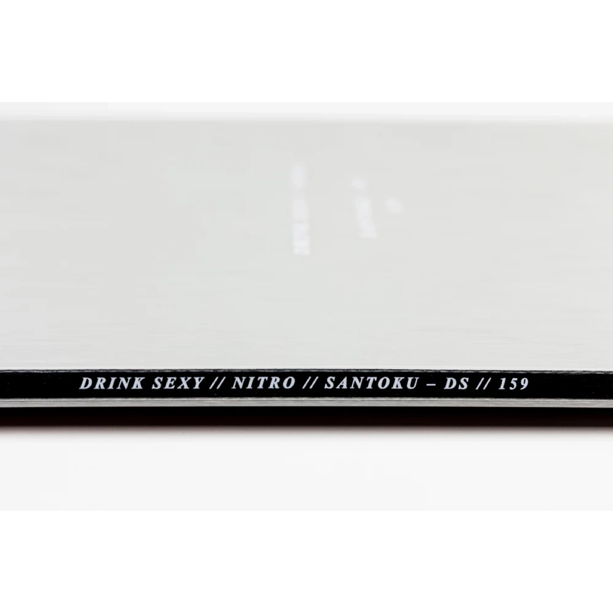 Santoku boisson, Nitro, santoku, couteau, lame, plateau à boissons, couteau Santoku, lame étroite, manche noir, surface blanche