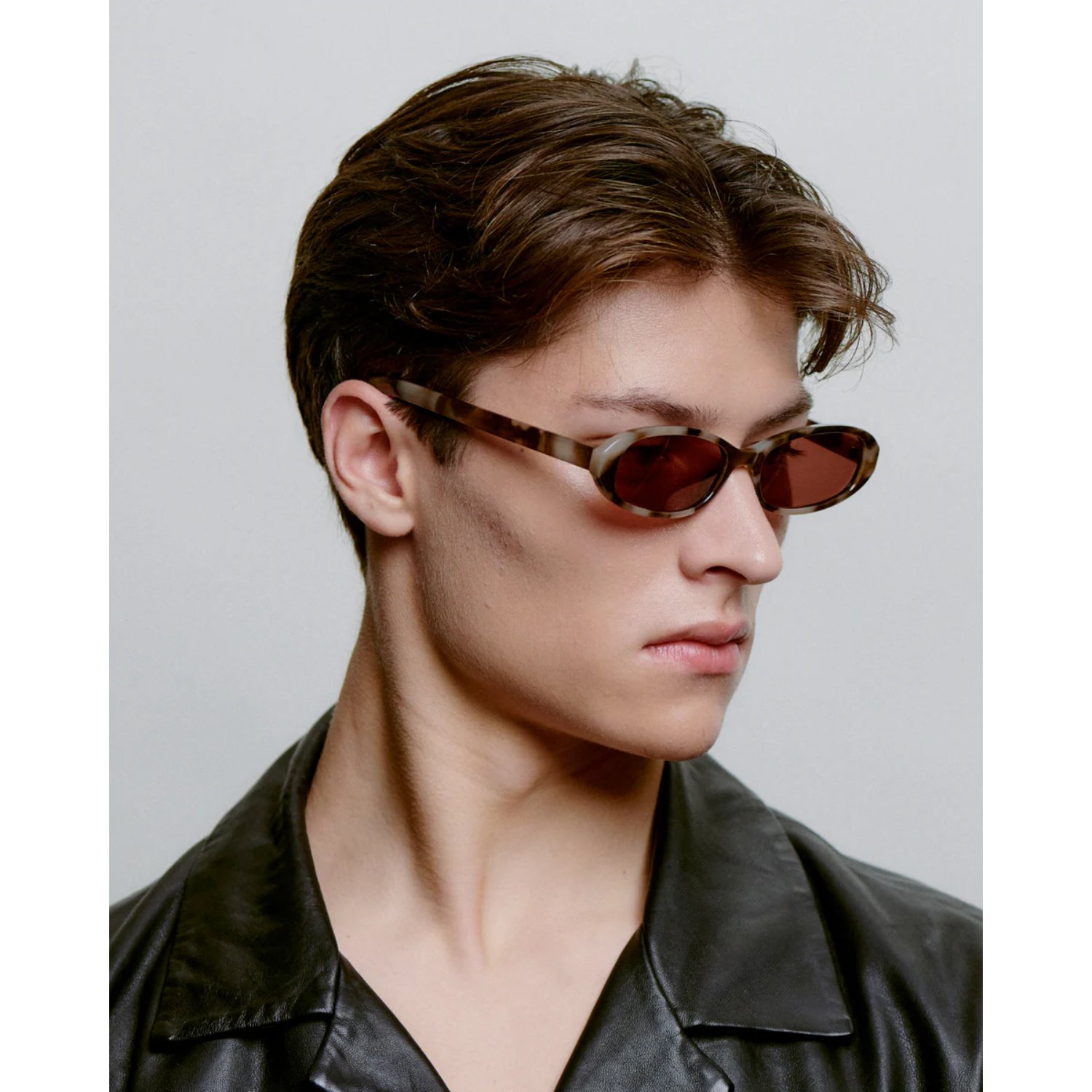Lunettes de soleil, verres marron, monture écaille, lunettes de soleil ovales, veste en cuir