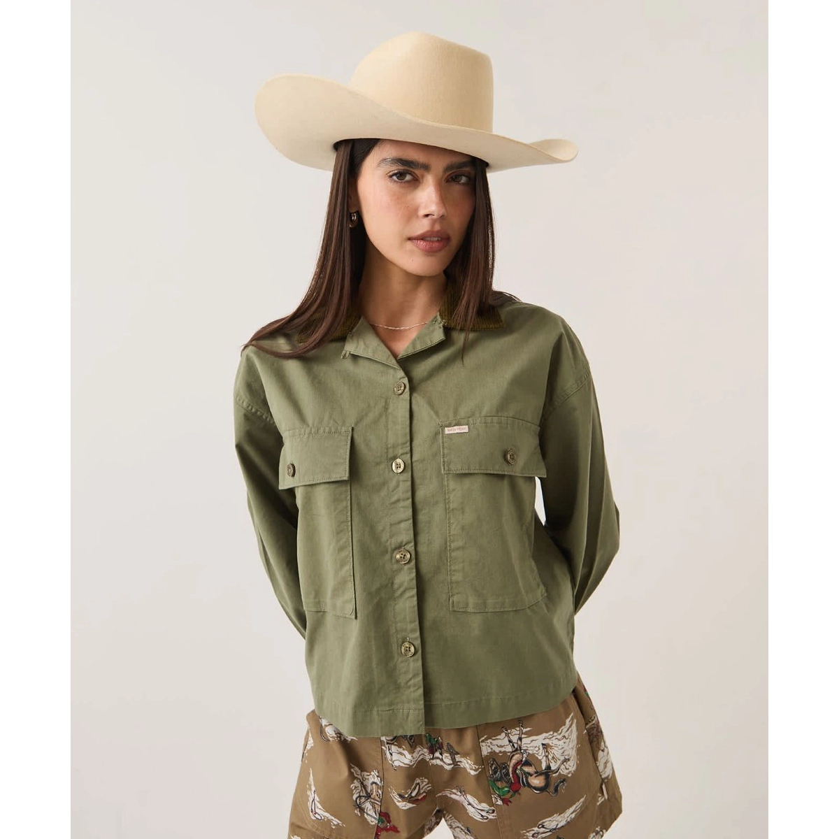 olivgrüne Jacke, Field-Jacke, Knopfleiste, militärgrün, Taschenfront