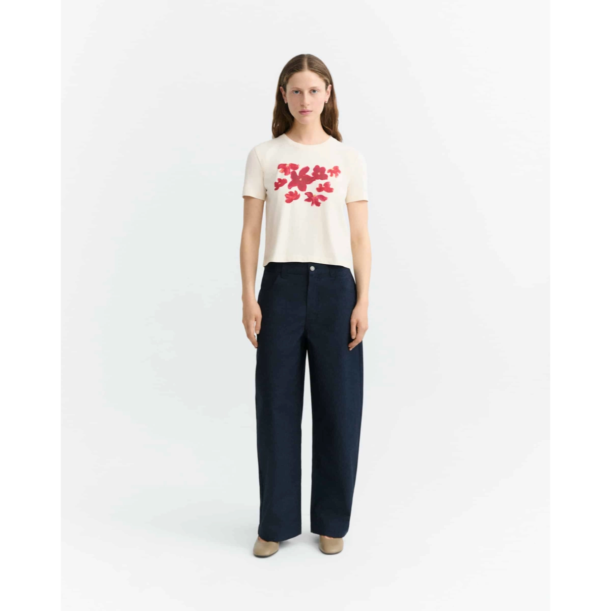 Zowie R Tee T-Shirt, Rundhals, Blumenprint, Weiß, Hose, Navy, T-Shirt, Kurzarm, Rosa Blüten, Weiß, Jeanshose, Navy, Hoch taillierte, Beinweite breit