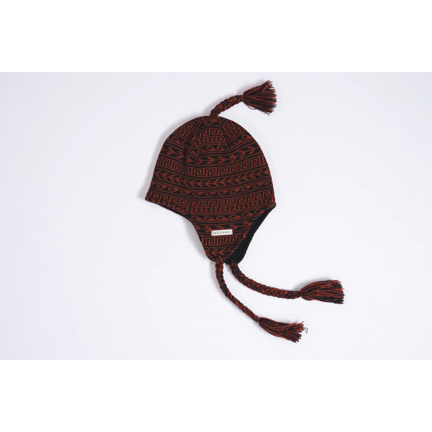 Bonnet en tricot, oreillettes, pompon, motif géométrique, noir et rouge