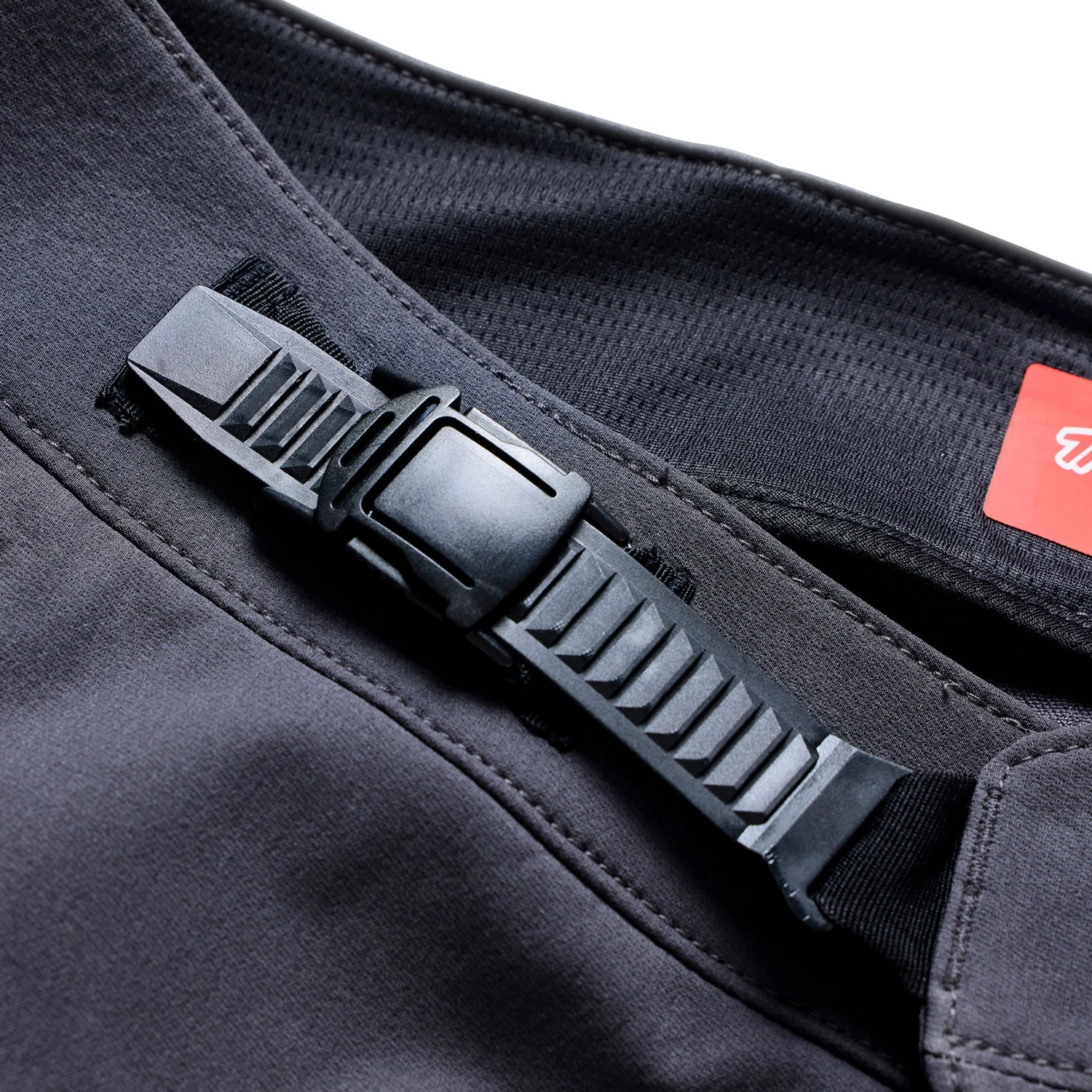 pantalon noir, fermeture en plastique, sangle réglable, fermeture texturée