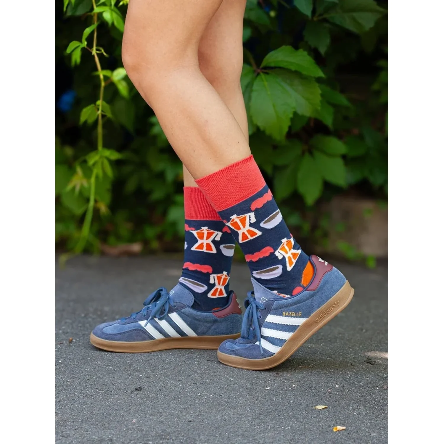 Barista Bliss Chaussettes, mi-bas, bleu marine, motif graphique, bordure rouge