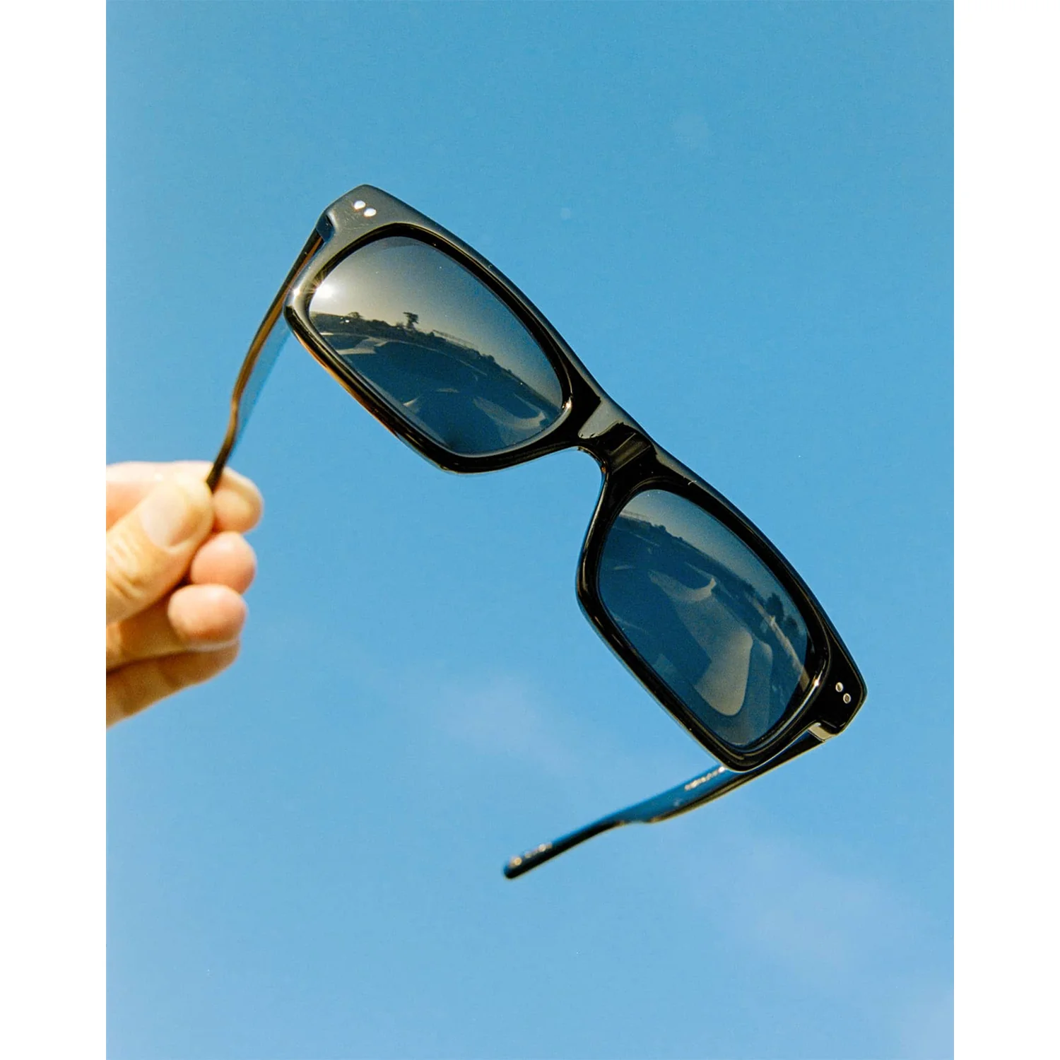 Sonnenbrille, schwarzer Kunststoffrahmen, getönte Gläser, rechteckige Gläser