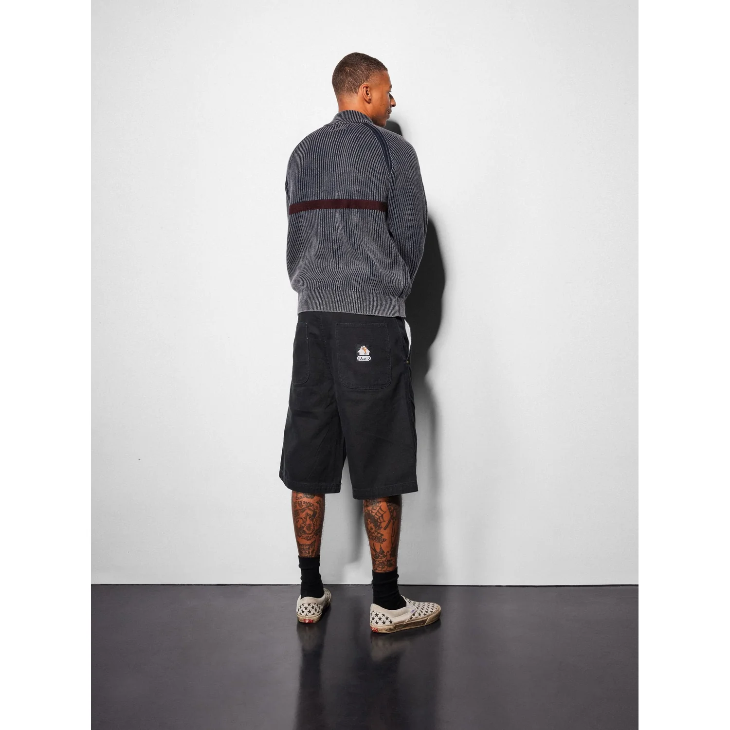 Bleach Zip-Thru Knit Strickpullover, gerippter Strick, grau, Rundhalsausschnitt, schwarze Shorts
