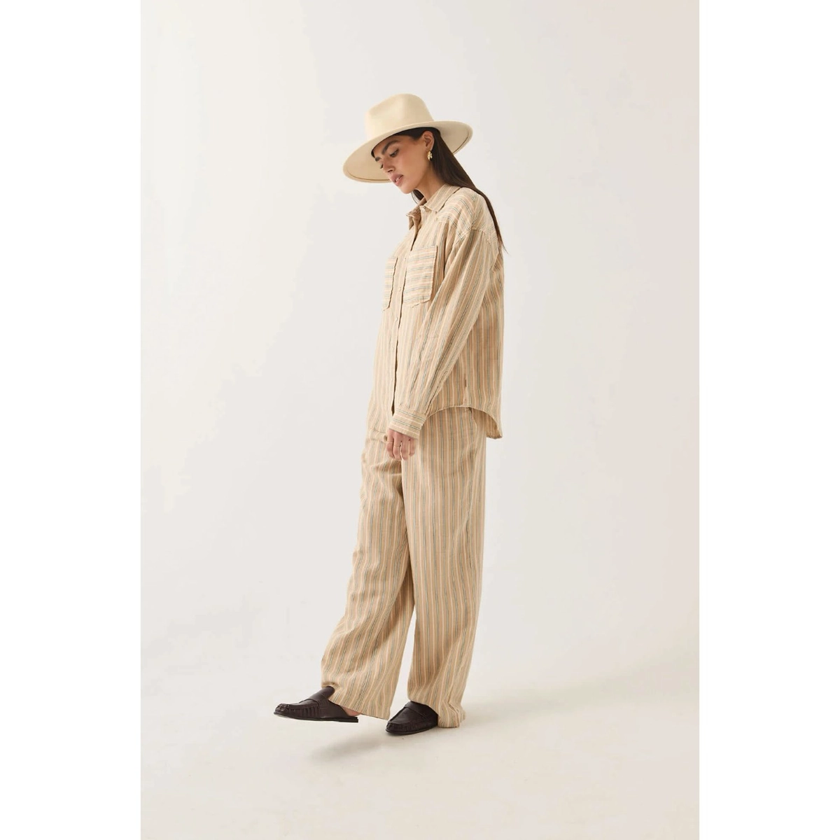 Strickjacke, Latzhose, Streifen, Beige, Hut, Strickjacke, Hemdjacke, Beige Streifen, Gleidesign, Breite Hose