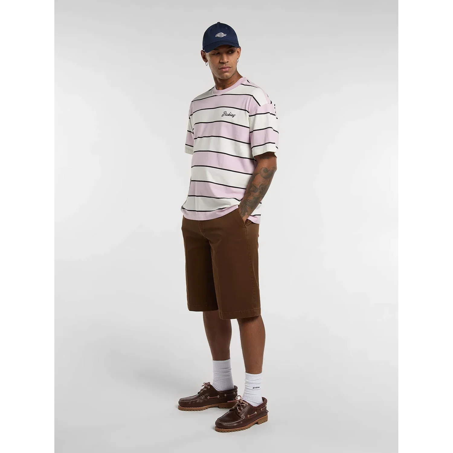 Embroidery Stripe SS Tee T-Shirt, Gestreift, Rosa, Rundhals, Dickies Logo, Striped, T-shirt, Short sleeve, Lilac, Logo text, Striped tee, Pastel stripes, Crew neck, Casual shirt, Shorts outfit, Herren-T-Shirt, Kurzarm, Ringelstreifen, Rosa und cremeweiß, Rundhalsausschnitt