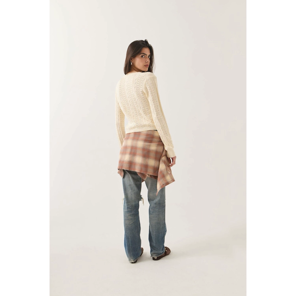 Kabelstrickpullover, Langarm, Creme, wellenförmiges Muster, Oversize-Jeans, Kleidung, Kabelstrick-Pullover, Kernfarbe Creme, Latz-Hosenträger, Plaid-Tuch, Jeans, Oversize-Look