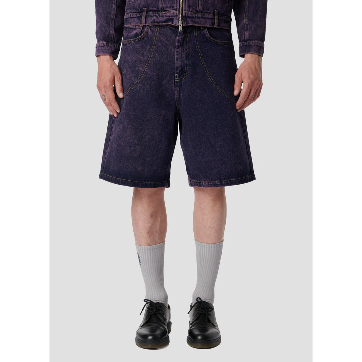 Short en denim délavé à l'acide Short, manteau, pantalon, chaussure, personne