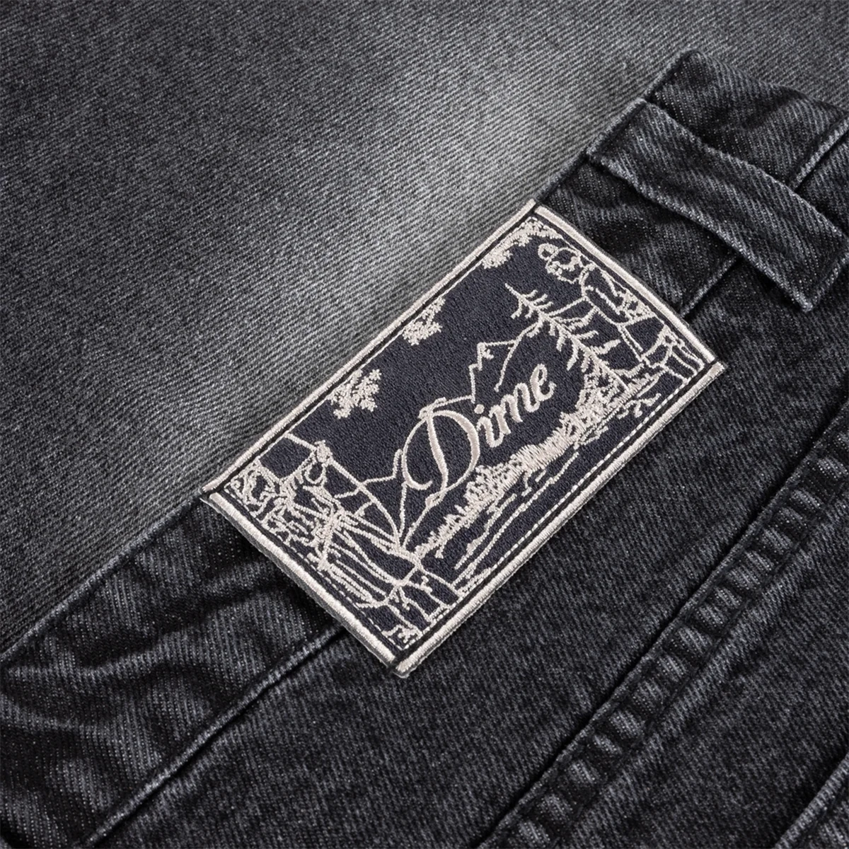 Classic Denim Shorts Jeans, étiquette de jeans, détail de l'arrière-plan, gris foncé, coutures, jeans, étiquette, patch, délavage foncé, logo non visible