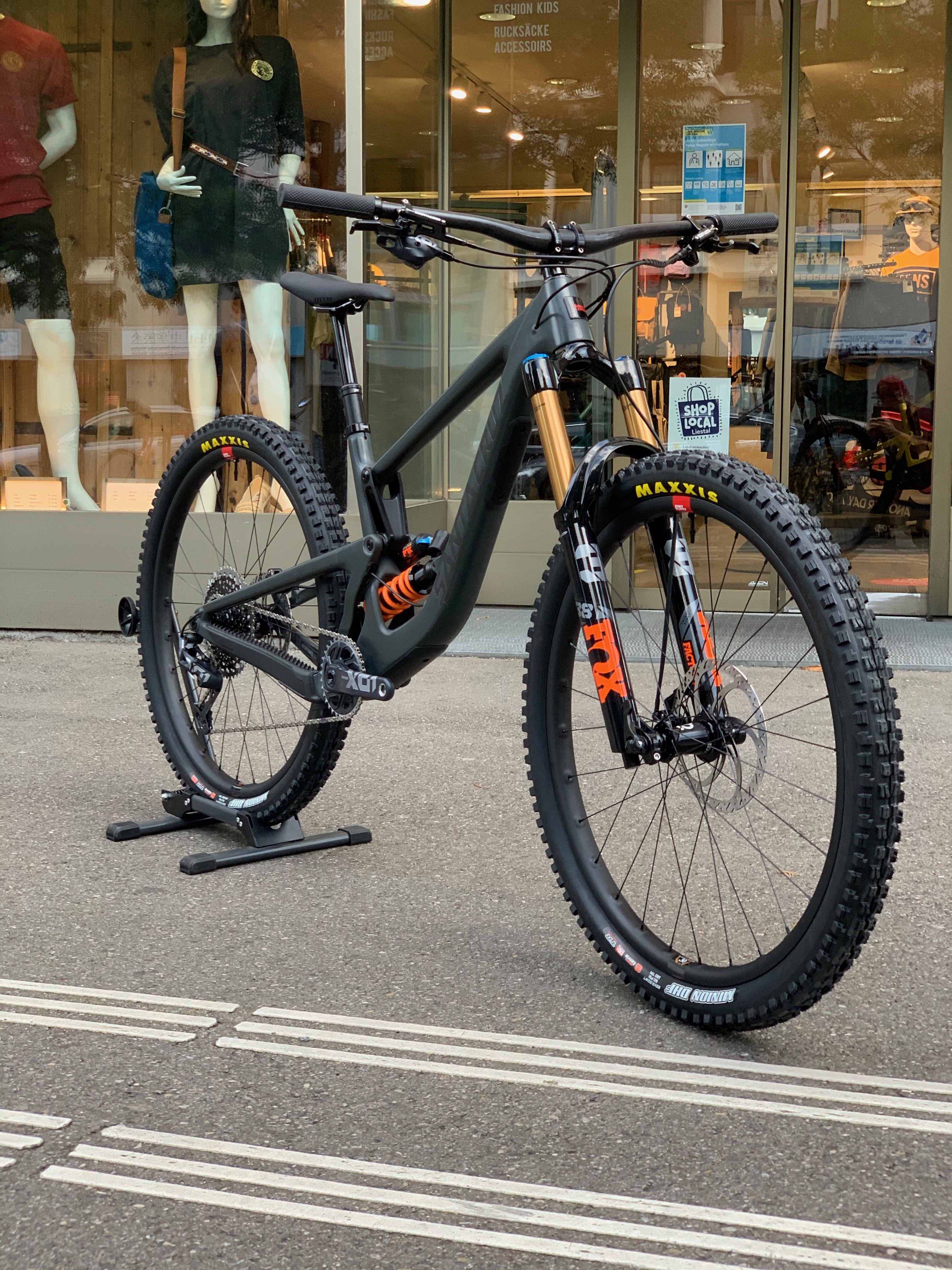 radix-megatower-custom Fahrrad, Mountainbike, Rad, Person, Handschuh