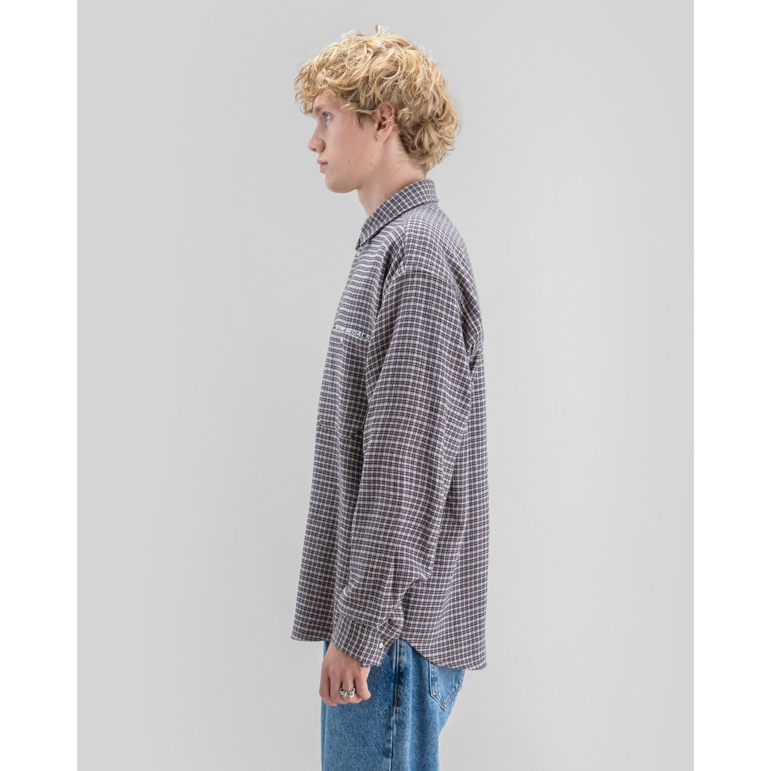 Chemise, chemise à carreaux, violette, manches longues, patte de boutonnage, chemise, à carreaux, manches longues, pantalon-jean, coupe ample, chemise, motif à carreaux, manches longues, patte de boutonnage, col
