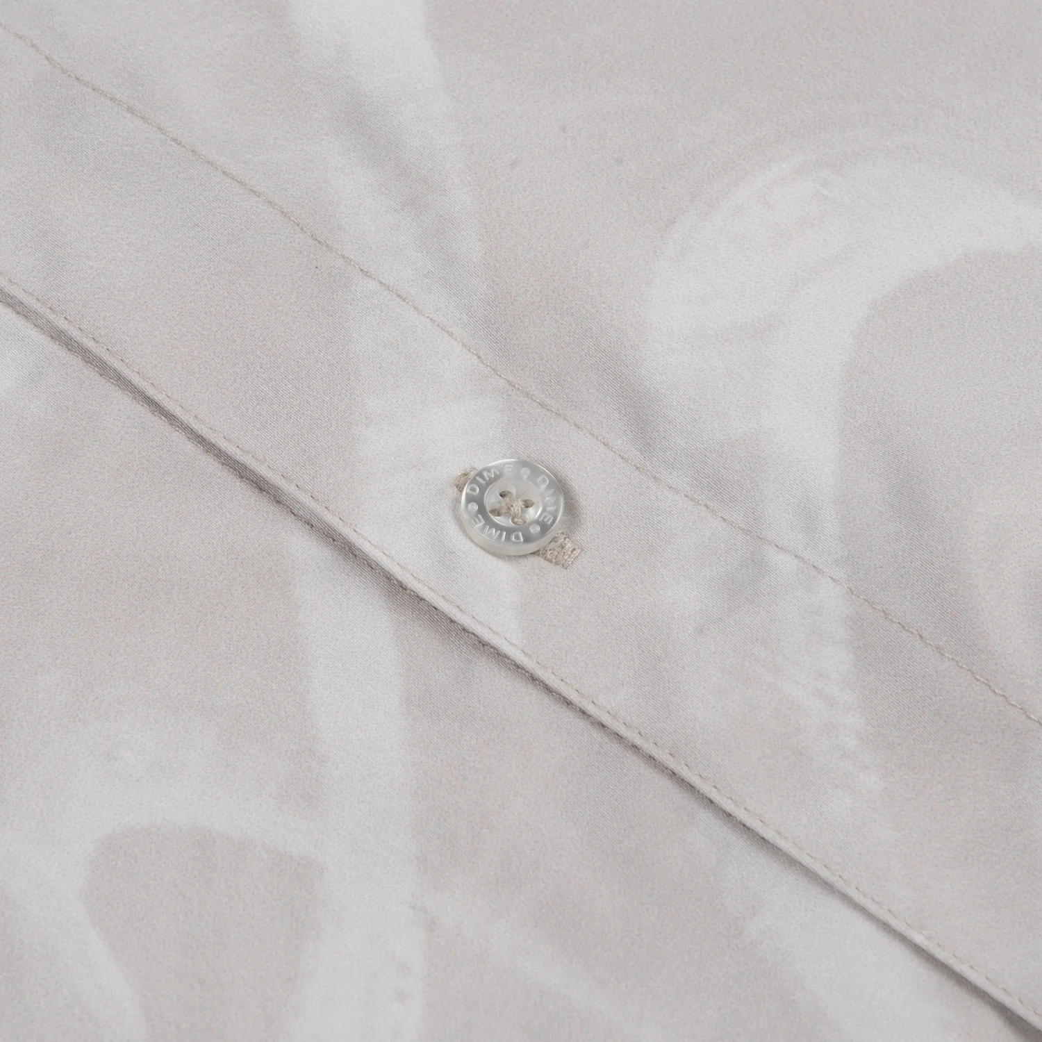 Chilling Satin Shirt Tissu de chemise, fermeture à boutons, gris clair, coutures apparentes
