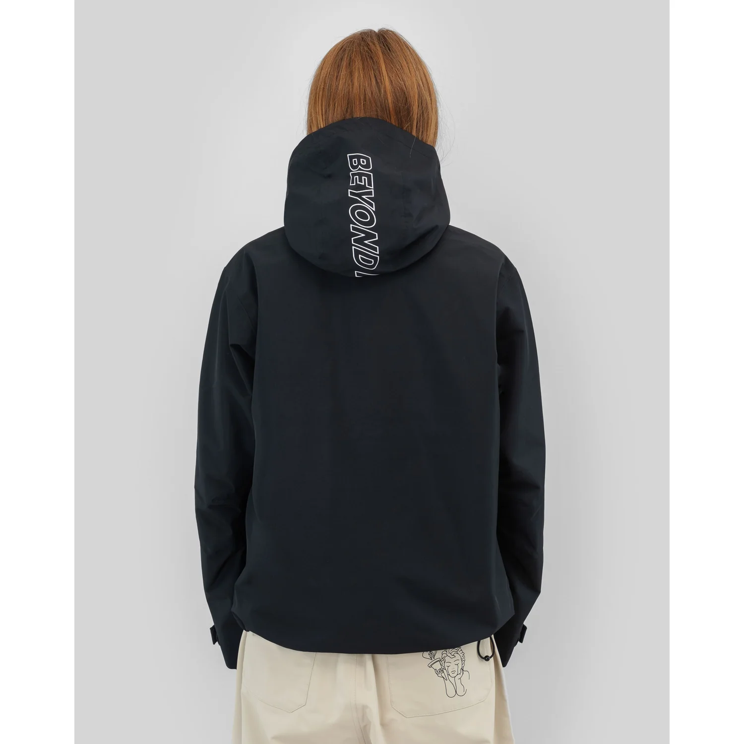 The Jacket Veste noire, capuche, fermeture éclair, inscription blanche sur la capuche