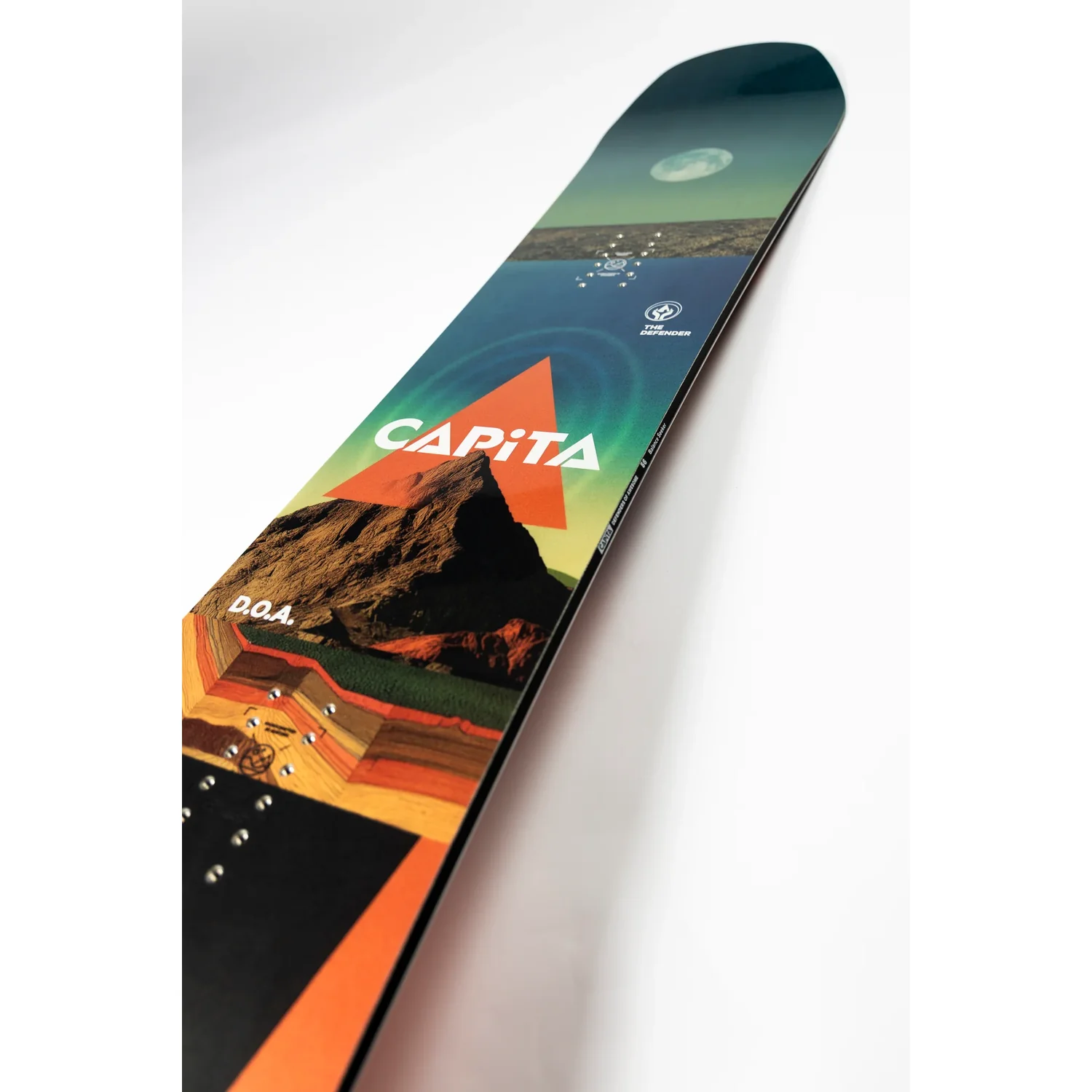 D.O.A. Snowboard, Grafik, Bunt, Kämme, Capita, Snowboard, Capita D.O.A., Buntes Bergmotiv, Freestyle-Board, Schwarze Unterseite