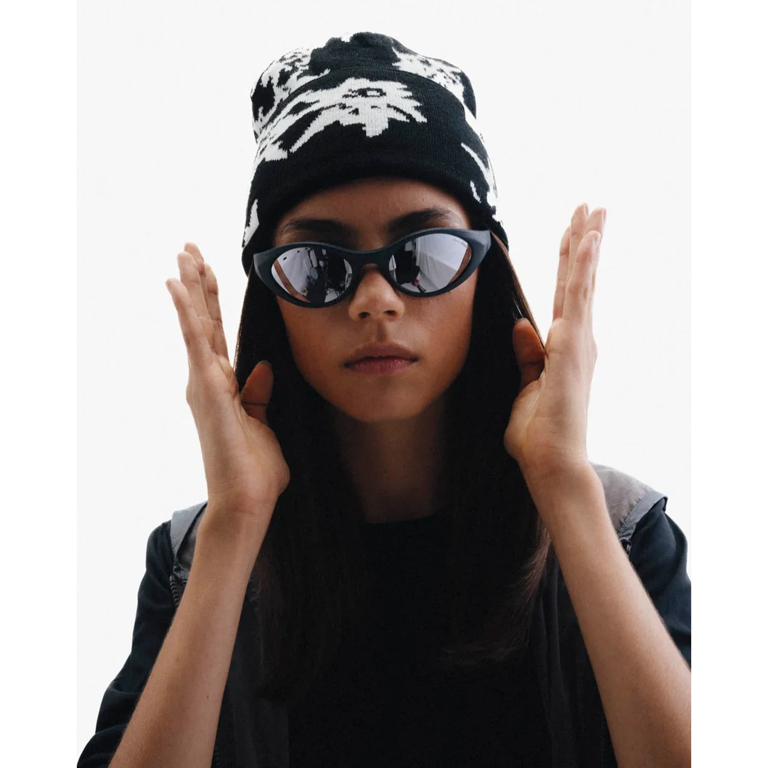 Lunettes de soleil, monture noire, verres miroités, bonnet en tricot, motif noir et blanc