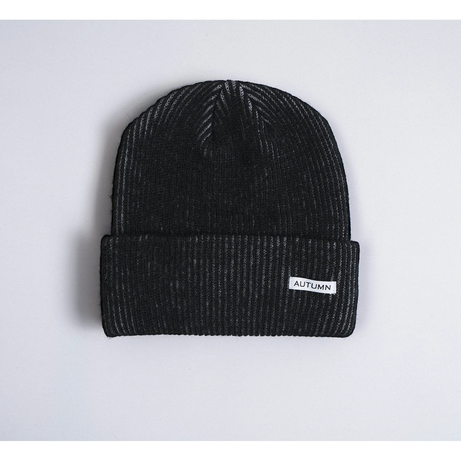 Bonnet en tricot, noir, maille côtelée, bord rabattu, écusson